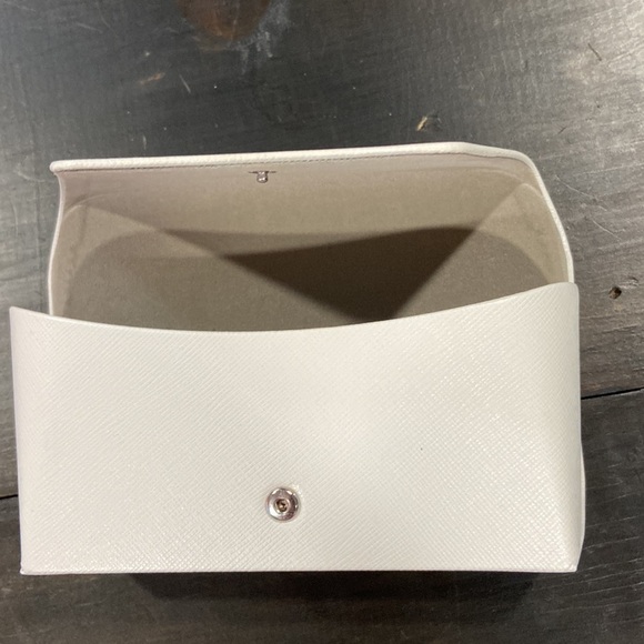 Michael Kors white glass case. Excellent condition. No glasses included​​​​​​​ - Picture 2 of 4